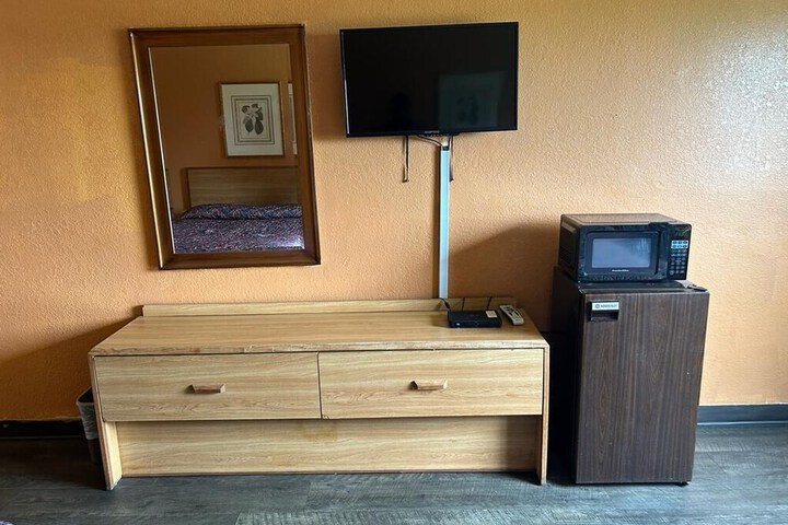 Room 9 of 14
