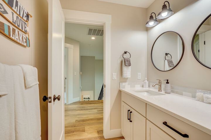 Spacious Donnelly Family Home w / Private Hot Tub!