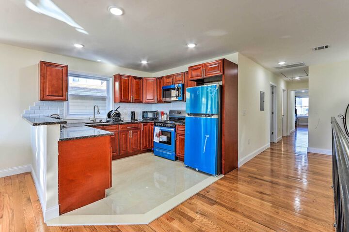 Bright Irvington Home 2 Mi to Prudential Center!