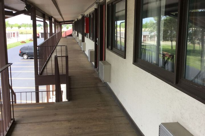 Econo Lodge South