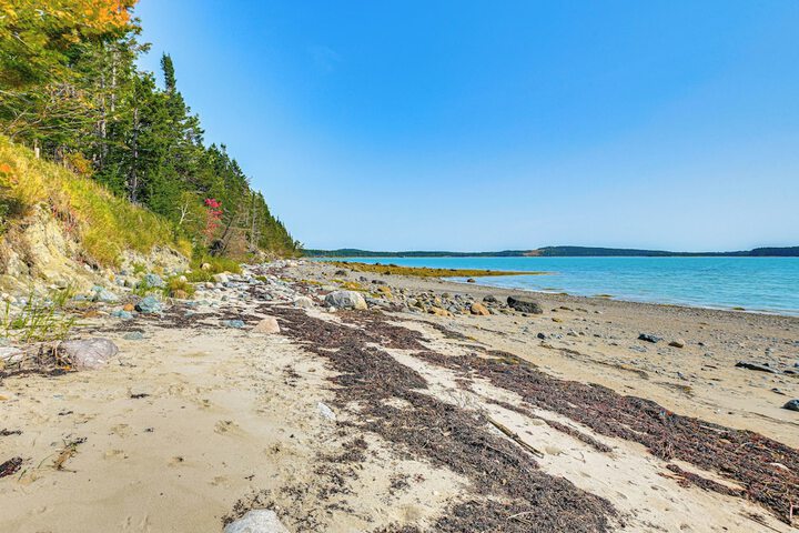 Waterfront Roque Bluffs Hideaway w / Private Beach
