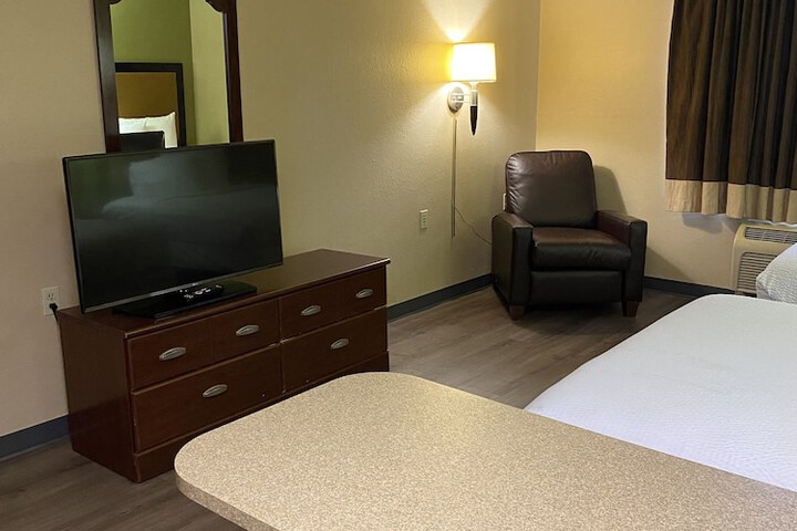 Room 8 of 18