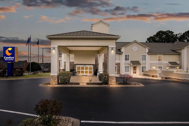 Comfort Inn & Suites Greenwood near University