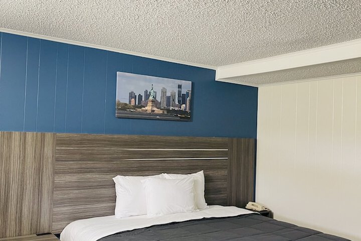 Room 10 of 18