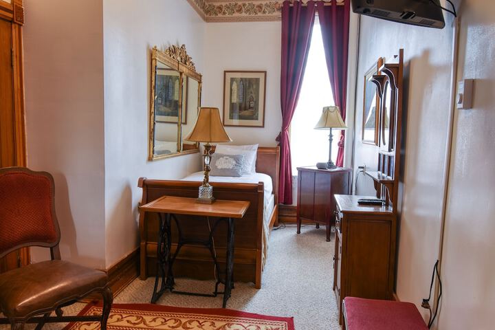 Room 8 of 9