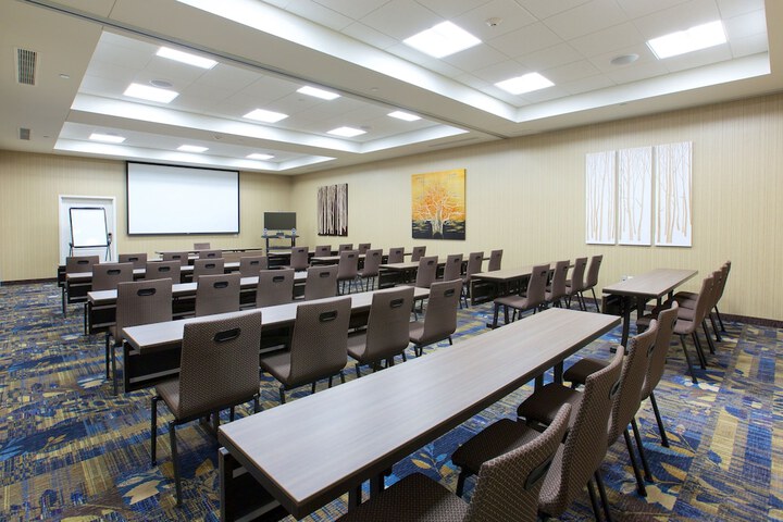 Holiday Inn Express Fargo SW - I-94 Medical Center by IHG