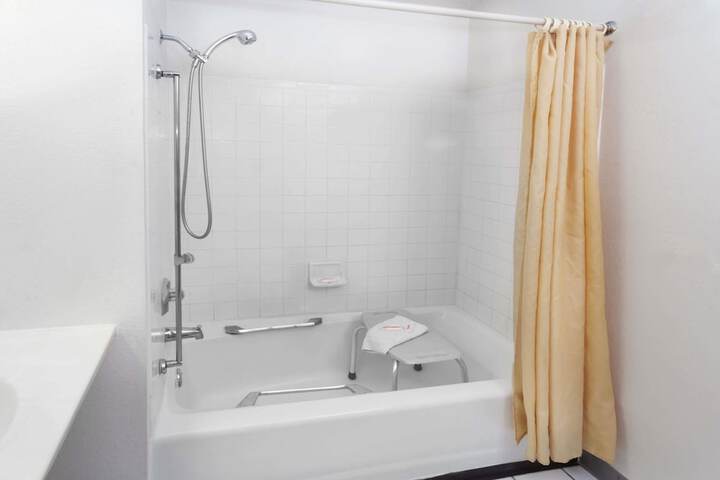 Room 33 of 36