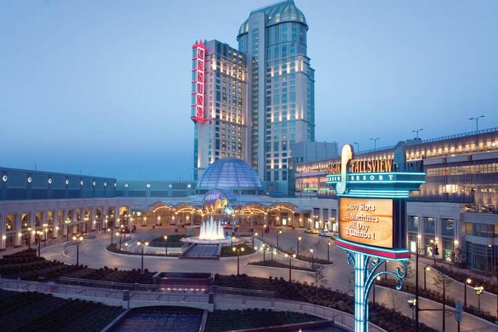 Hilton Niagara Falls / Fallsview Hotel & Suites