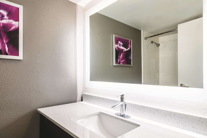 La Quinta Inn & Suites by Wyndham Cincinnati Sharonville
