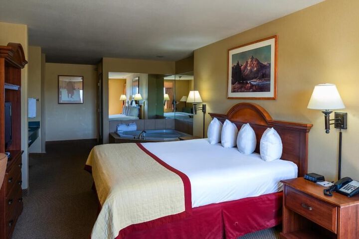 Pinedale Hotel & Suites