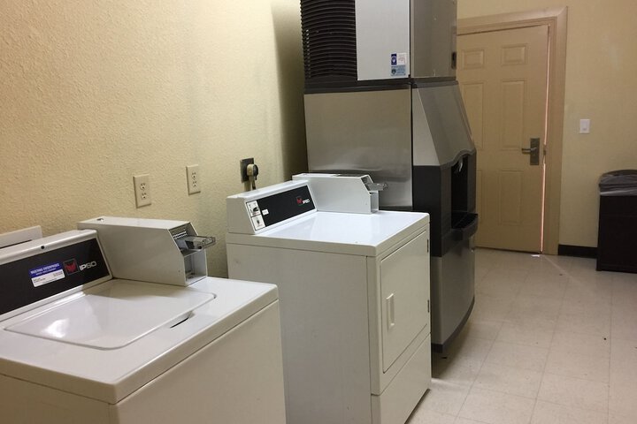 Pearsall Inn & Suites