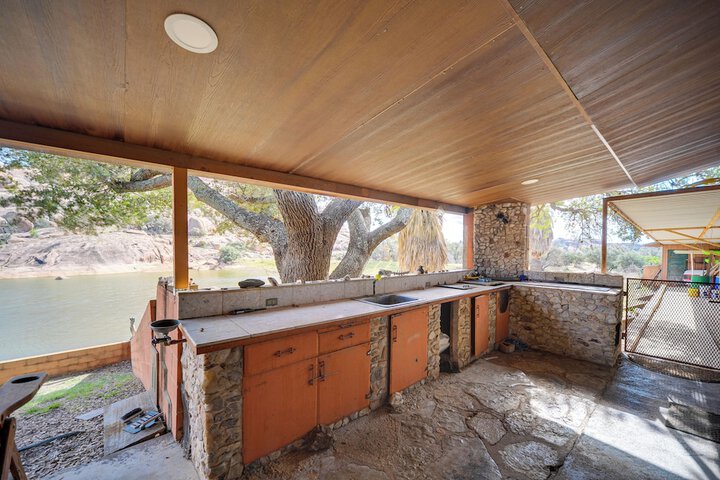 Rustic & Western House on Lake - Swim & Fish!