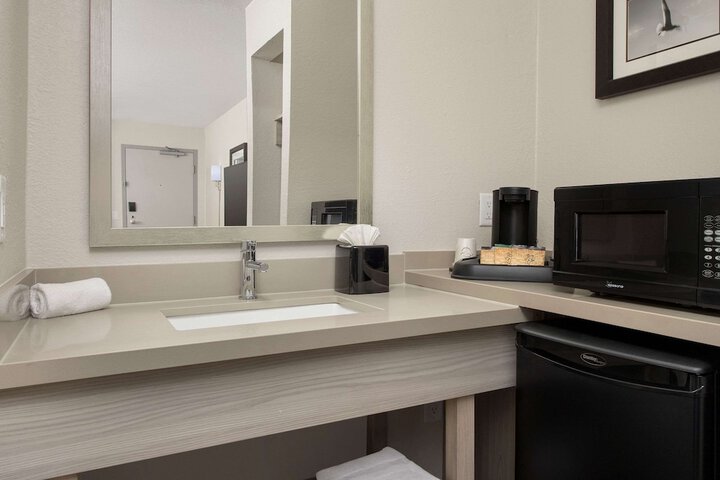Quality Inn Atlantic Beach - Mayo Clinic Jax Area
