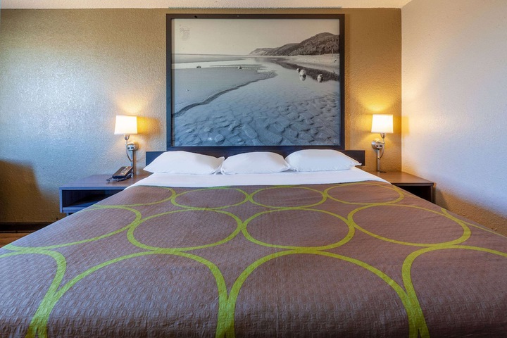 Super 8 by Wyndham Roseville / Detroit Area