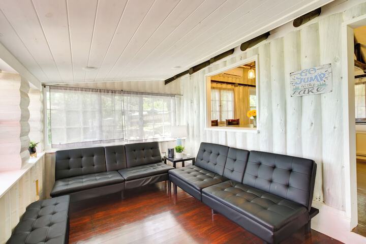 Lakefront Motley Cabin w / Private Deck + Dock!