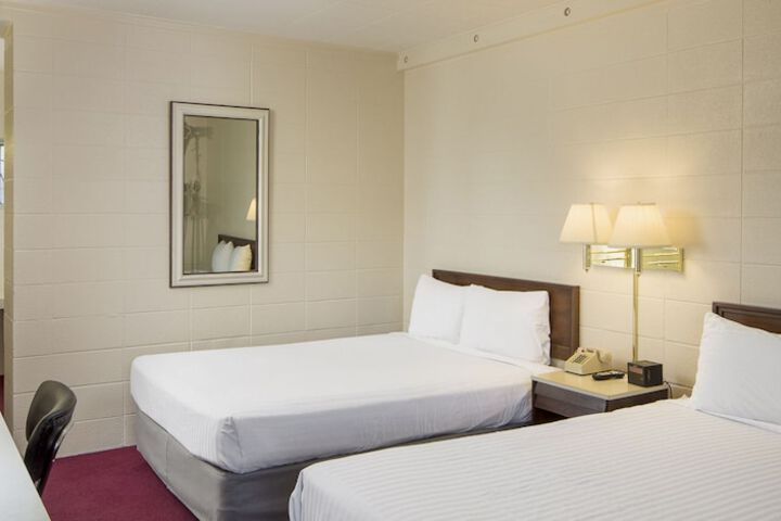 Room 33 of 46