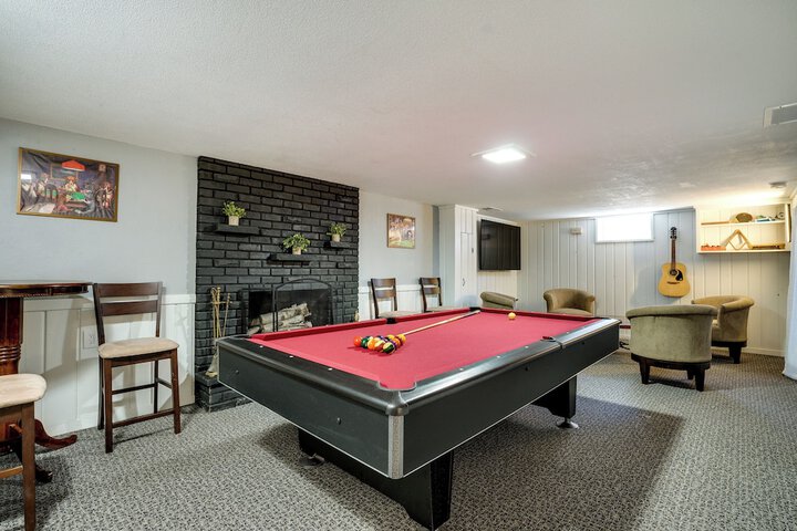 Inviting Minneapolis Vacation Rental w / Game Room!