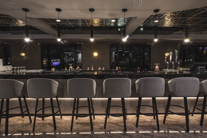 Lounge 75 of 82