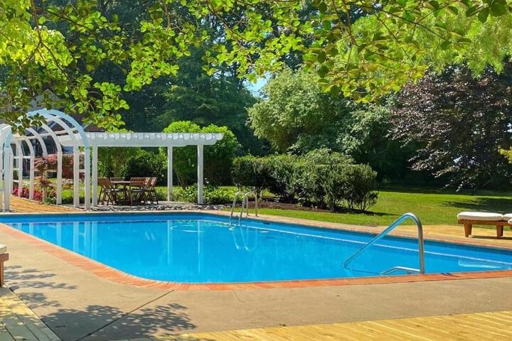 Blake House Historic Estate with Private Inn