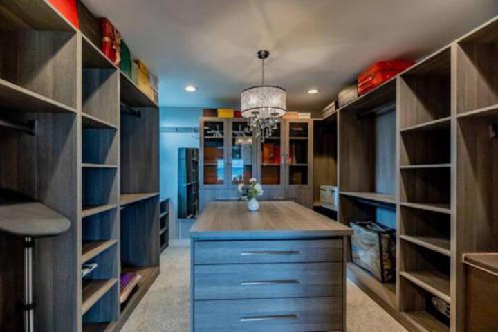 Luxurious 5B4B Home with Pool and View