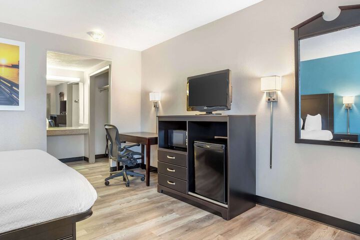 Days Inn by Wyndham Wrightstown McGuire AFB / Bordentown