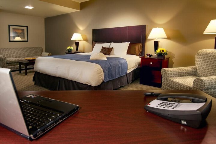NICHOLS VILLAGE HOTEL AND SPA