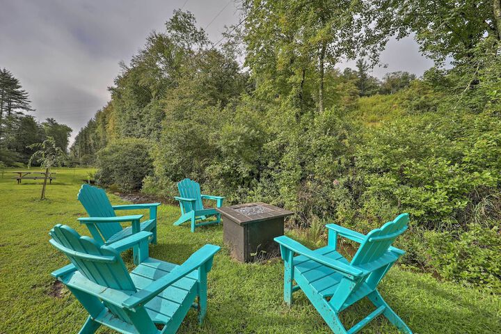 Quiet Studio Escape 2 Mi to Blue Ridge Parkway!