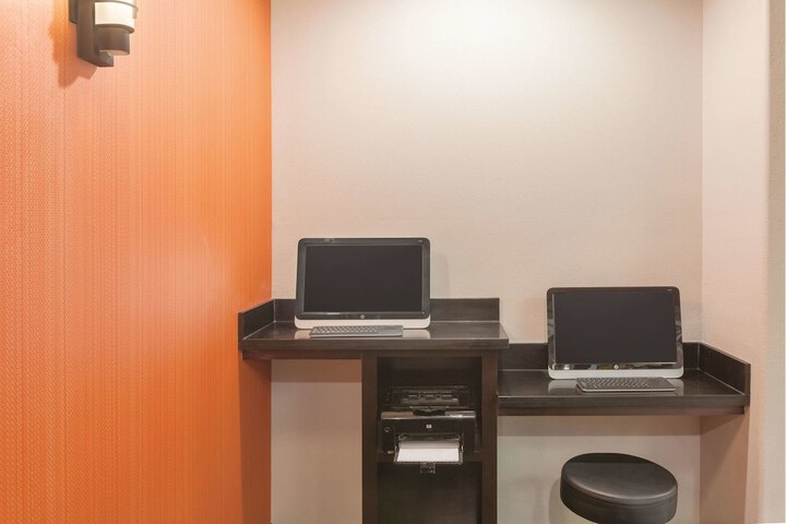 La Quinta Inn & Suites by Wyndham Houston Bush Intl Airpt E