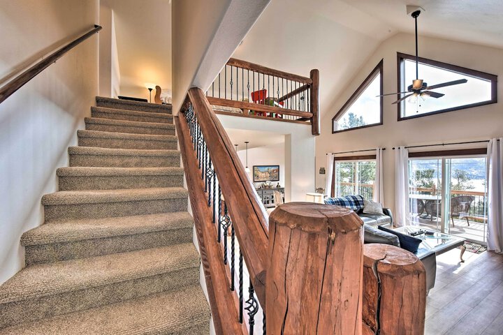 Gorgeous Twin Lakes Home w / Deck Overlooking Mtns!