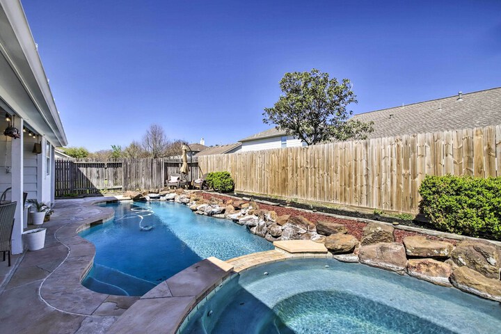 Luxe Home 30 Miles to Houston w / Pool & Grill