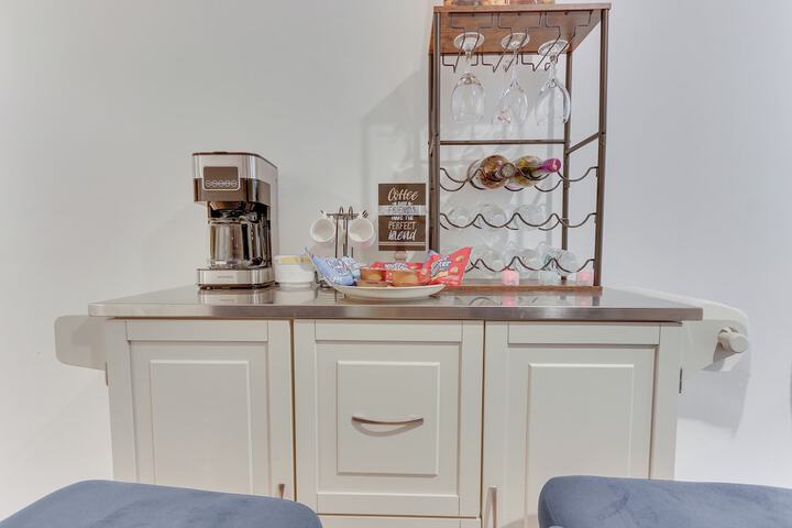 Cozy Inwood Apartment: History Hiking & Wine!