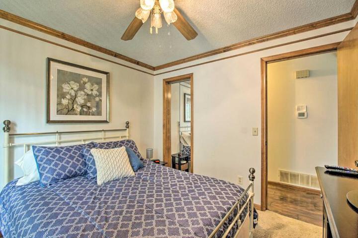 Shawnee Condo 10 Mi to Downtown Kansas City!