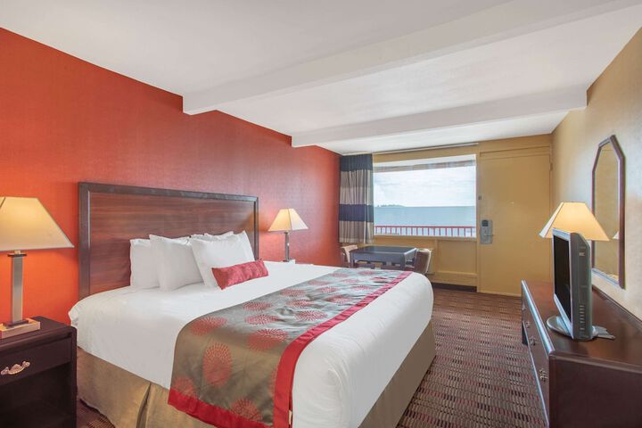 Room 14 of 18