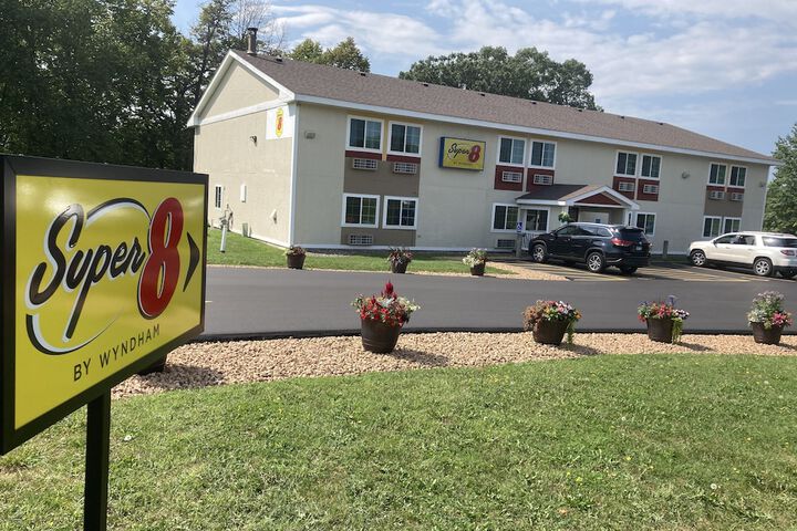 Super 8 by Wyndham Chisago City