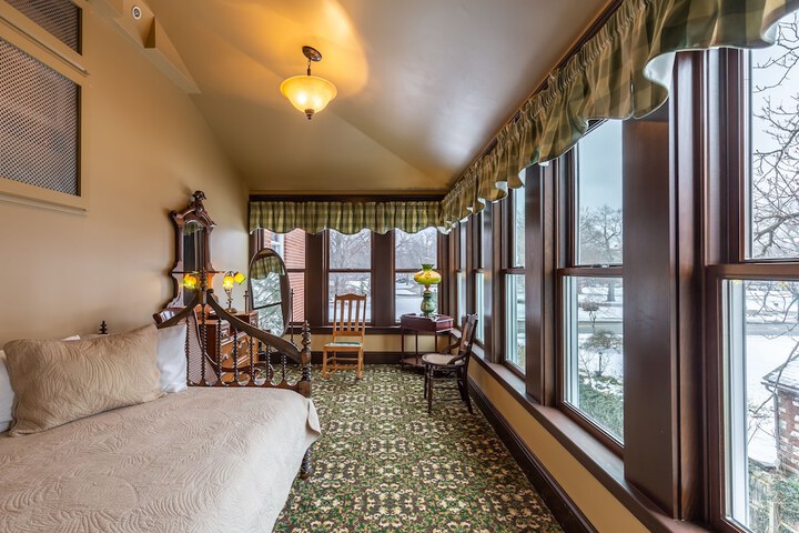 Room 55 of 148