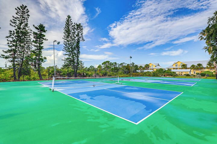 8 Mi to Beach w / Pool Access: Englewood Condo!