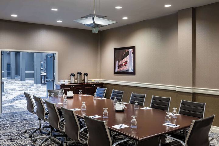 DoubleTree by Hilton Hotel Newark Airport