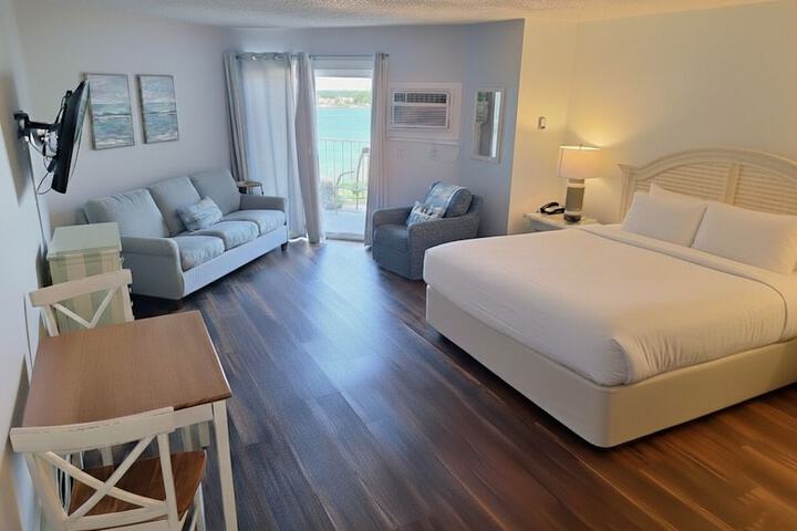 Pointes North Beachfront Hotel – 2 Person Spa Tub Studios