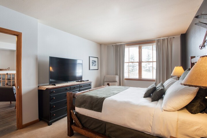 Zephyr Mountain Lodge Condo | 2 Bedrooms Lower Hughes View w / Ski Storage (Premium-Rated Condo 1317)