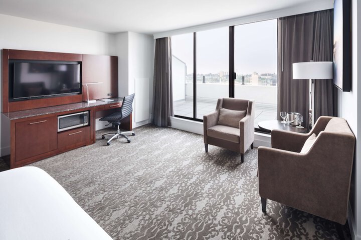 DoubleTree by Hilton Hotel & Suites Victoria