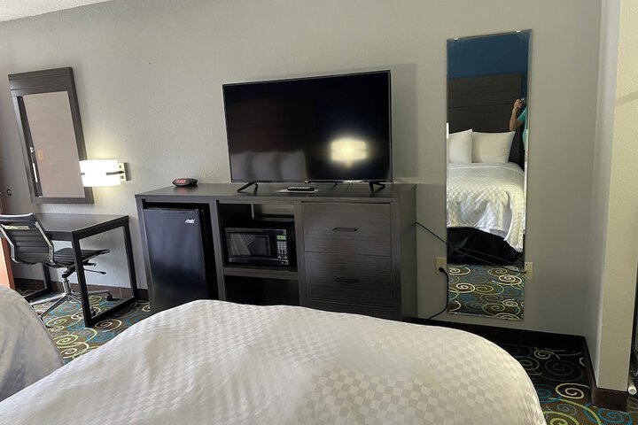 Clairmont Inn & Suites Warren