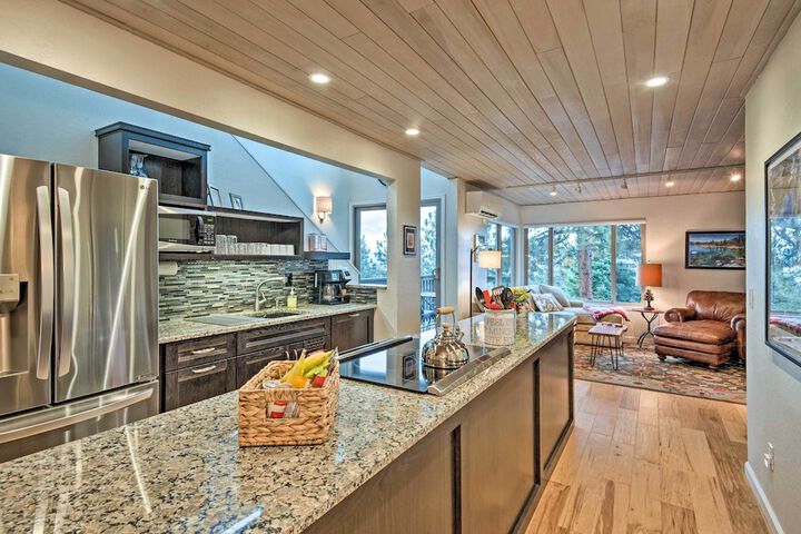 2 Mi to Heavenly Mountain: Tahoe Retreat w / Views