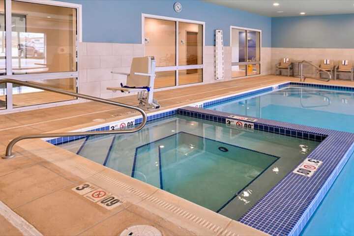 Holiday Inn Express & Suites Parkersburg East by IHG