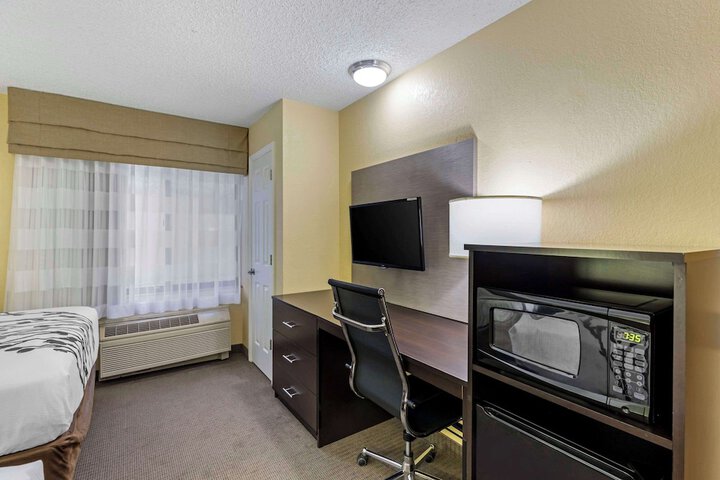 Room 27 of 38