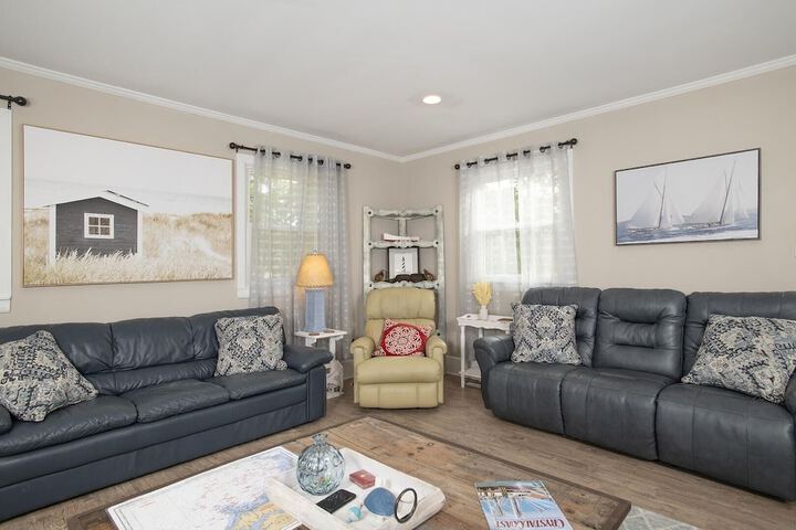 Cardinal Seas 5 Bedroom Home by RedAwning