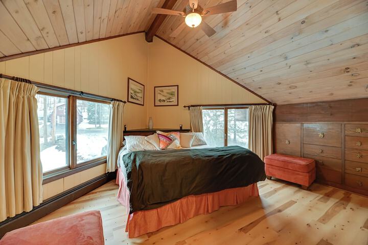 Near Canandaigua Lake: Retro Cabin w / Deck & Views