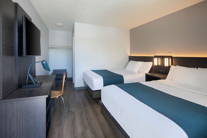 Room 7 of 18