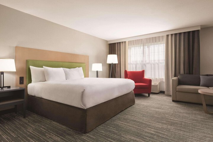 Country Inn & Suites by Radisson Dubuque, IA