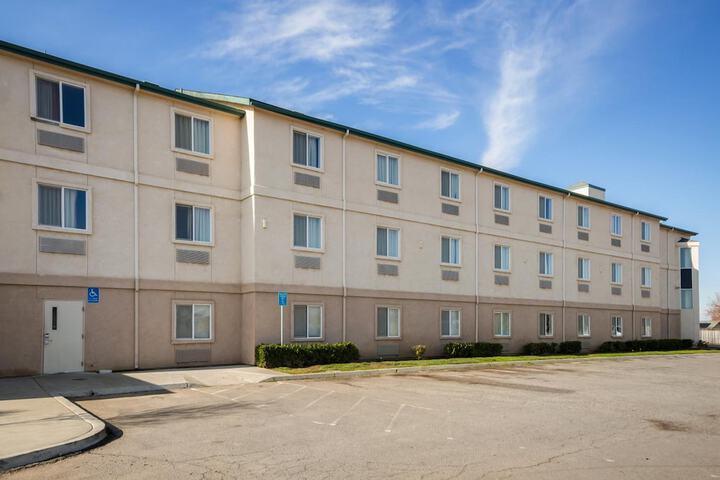 Howard Johnson by Wyndham Lemoore Near Naval Air Station