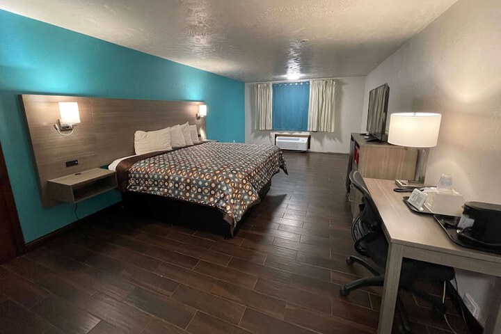 Room 9 of 26
